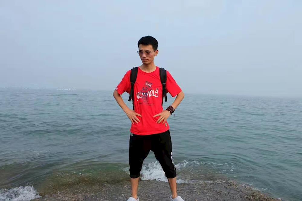 心血育桃李 辛勤扶栋梁