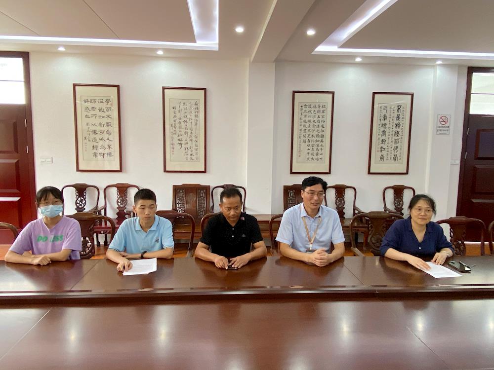 爱心成就梦想，真心点燃希望