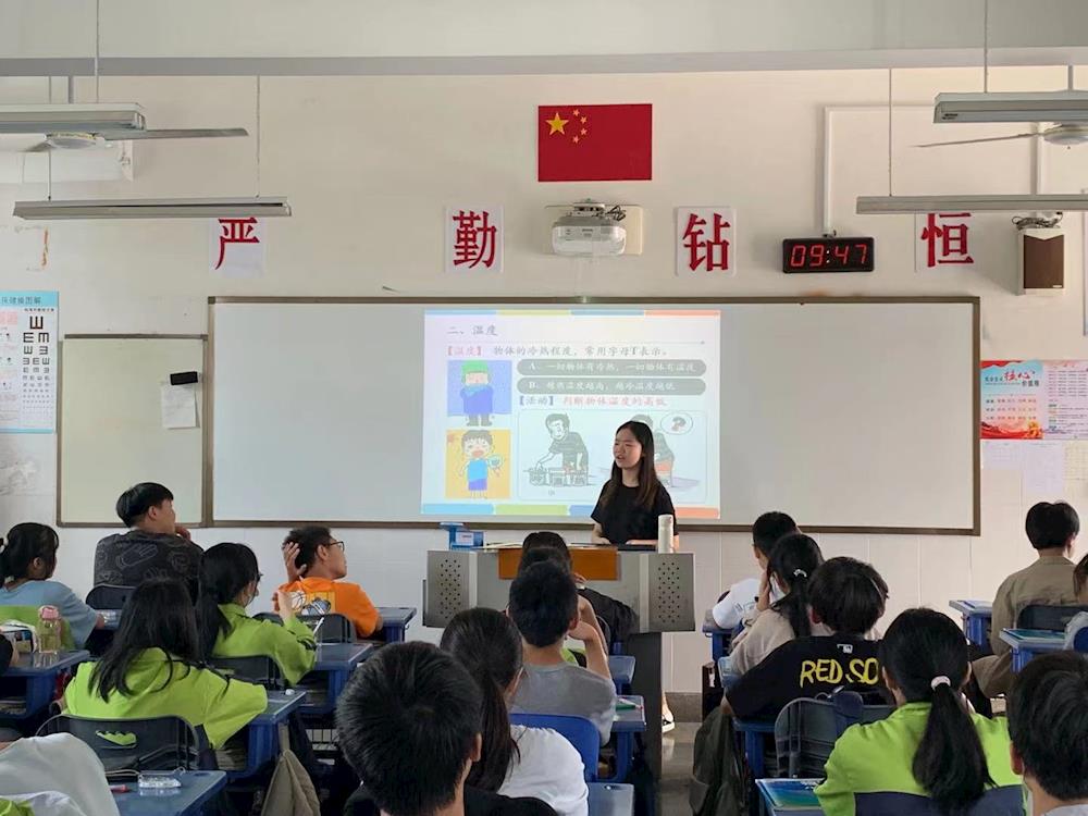 新任教师齐亮相 青春芳华初绽放