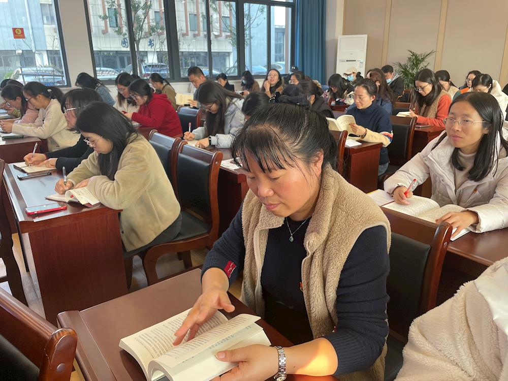 e64be1215e5c4514bada35837bd8c39d.jpg e64be1215e5c4514bada35837bd8c39d.jpg