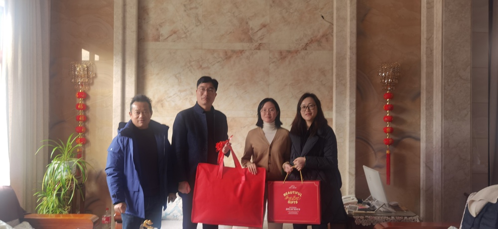 走访慰问拜早年  温情相赠暖人心