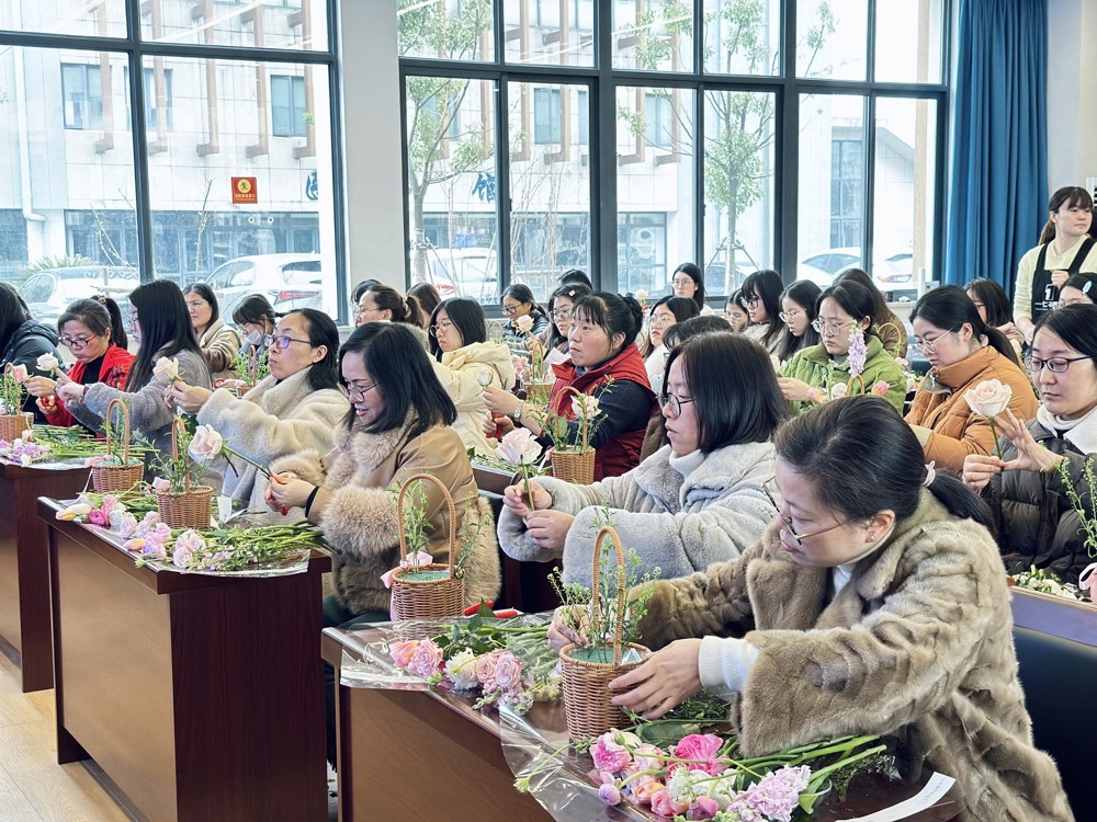 奋进新时代，巾帼绽芳华