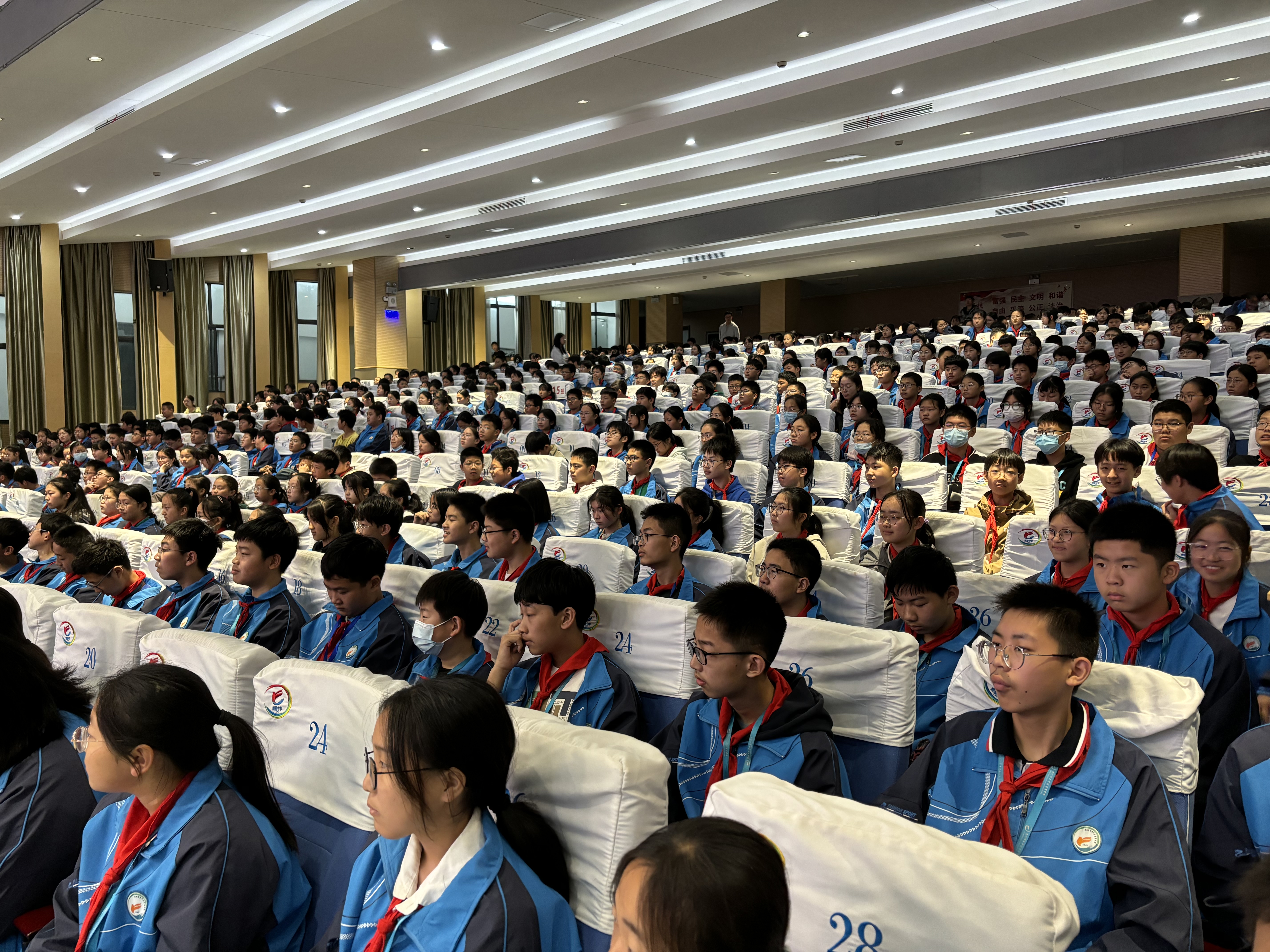 榜样引领前行，楷模照亮征途